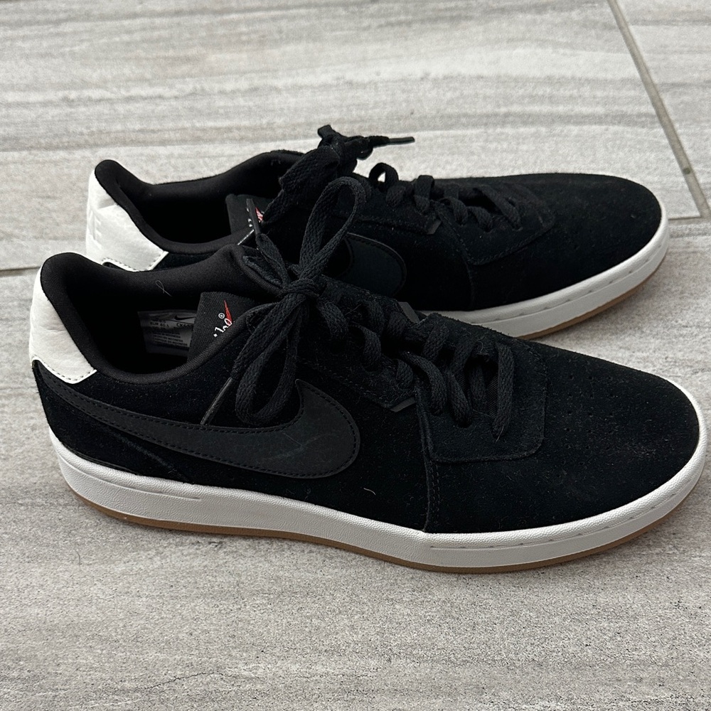 Nike Black and White Low-Top Sneakers ( Never worn)